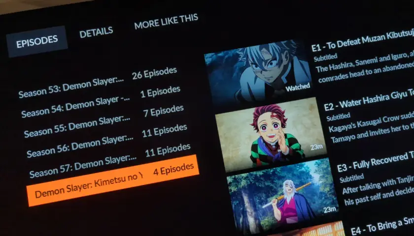 Widok listy odcinków anime Demon Slayer: Kimetsu no Yaiba. Widzimy, że ile sezonów ma Demon Slayer, a konkretnie sezon 57 z 4 odcinkami.