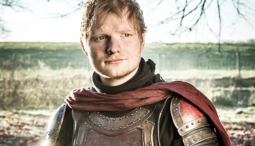 Ed Sheeran w zbroi, jakby z Gry o Tron, pozuje na tle natury.