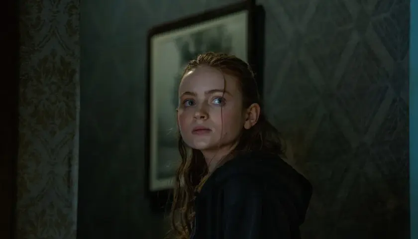 Sadie Sink, znana z roli Max w "Stranger Things", gra też w filmach. Spójrz na jej wyraz twarzy, jakby zastanawiała się, w jakich filmach grał Sadie Sink.