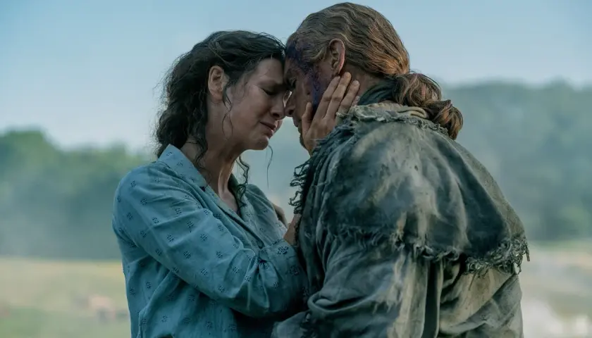 Emocjonalne zbliżenie Claire i Jamiego, gdy nowy sezon Outlander przynosi wzruszające chwile.