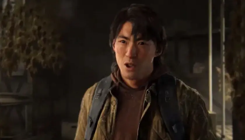 Jesse z The Last of Us w brązowej kurtce i z plecakiem, mówi coś z zaskoczeniem.