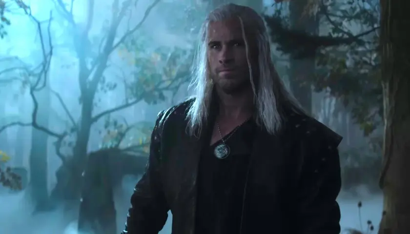 Geralt z Rivii w mglistym lesie, gotowy na nowy sezon Wiedźmina.