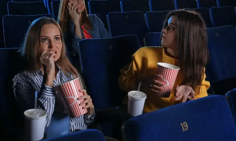 Czy reklamy są wliczone w czas trwania filmu w kinie: Ważne informacje