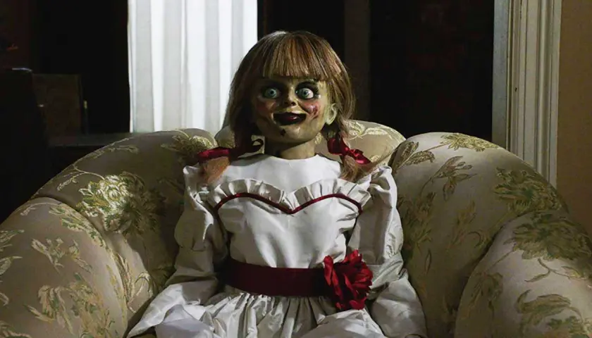 Lalki z horrorów: Psychologia strachu, legendy i ikony grozy