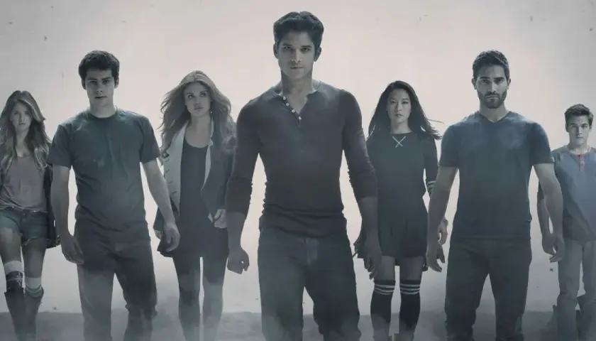 Cała obsada Teen Wolf, w tym Scott, Stiles, Lydia, Derek, Kira i inni, stoi razem, gotowa na kolejne wyzwania.