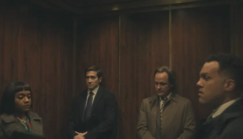 Cztery osoby w windzie, w tym Jake Gyllenhaal, w scenie z serialu "Uznany za niewinnego".