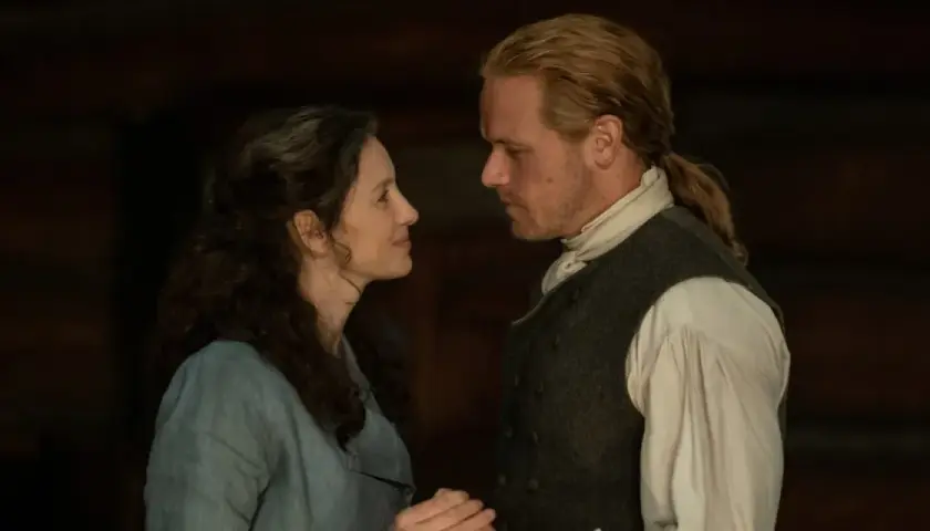 Sam Heughan i jego żona patrzą sobie w oczy, czuły moment między nimi.