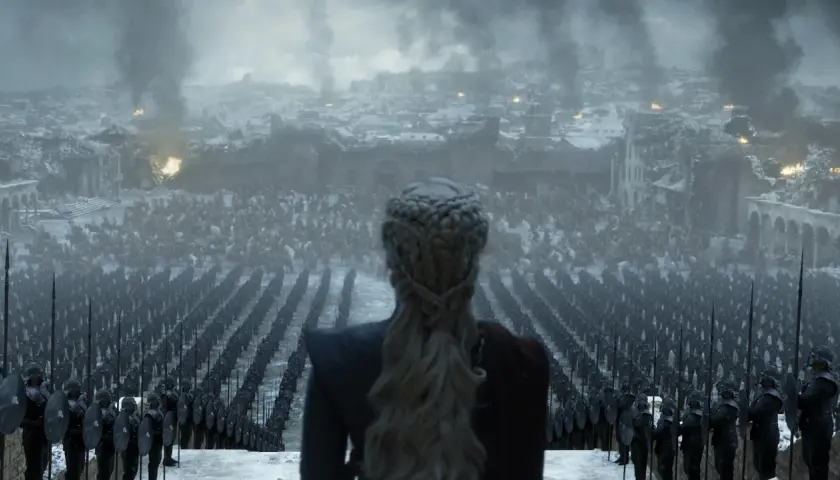 Drogon patrzy na zniszczone miasto, gdzie jego armia czeka na dalsze rozkazy. To może być zapowiedź kontynuacji gry o tron.