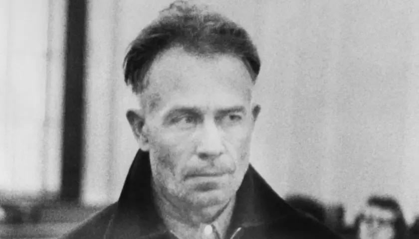 Portret Eda Geina, seryjnego mordercy, którego zbrodnie inspirowały horrory. Jego ofiary stały się częścią jego mrocznego świata.