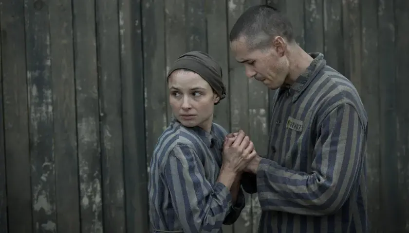 Para z obozowego serialu "Tatuażysta z Auschwitz" trzyma się za ręce.