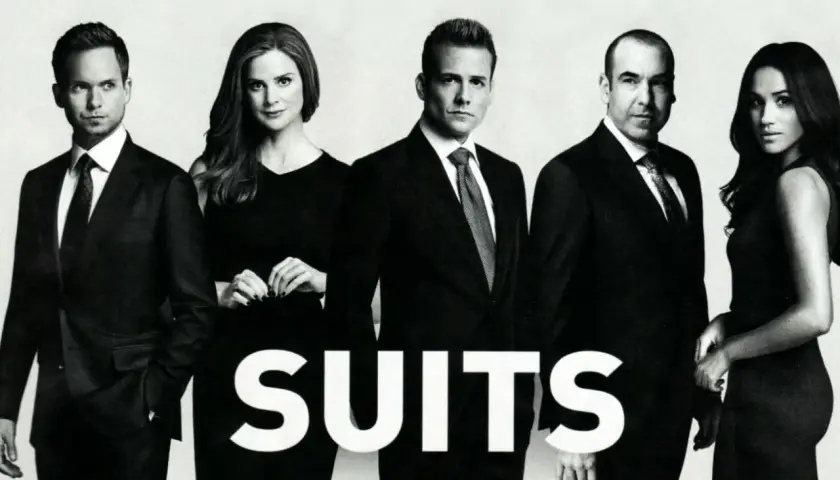Pięcioro prawników w garniturach i sukienkach, z napisem "SUITS". Zapowiedź spin off serialu.