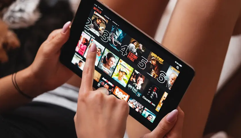 TOP 15: Najlepsze seriale komediowe, które dostarczą Ci dawkę śmiechu