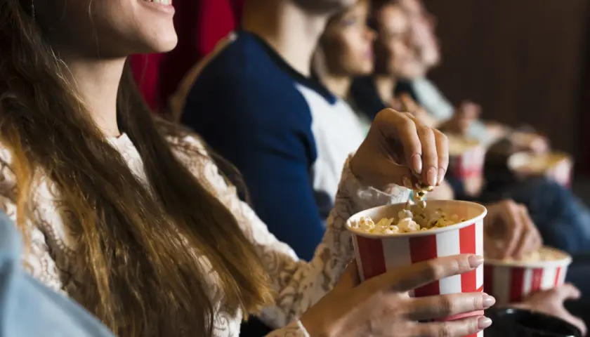 Kino a hazard: jak filmy o świecie gier inspirują odbiorców do angażowania się w rozgrywki online