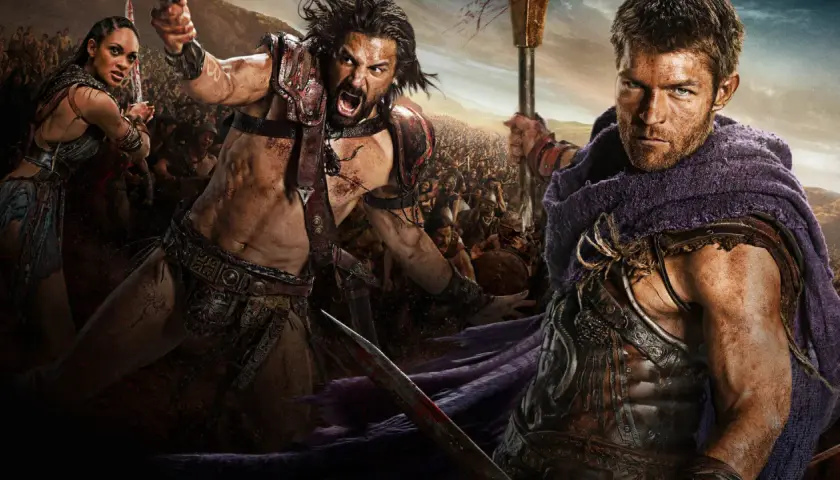 Spartakus serial gdzie obejrzec? Trzech gladiatorów w zbrojach, gotowych do walki na tle armii.