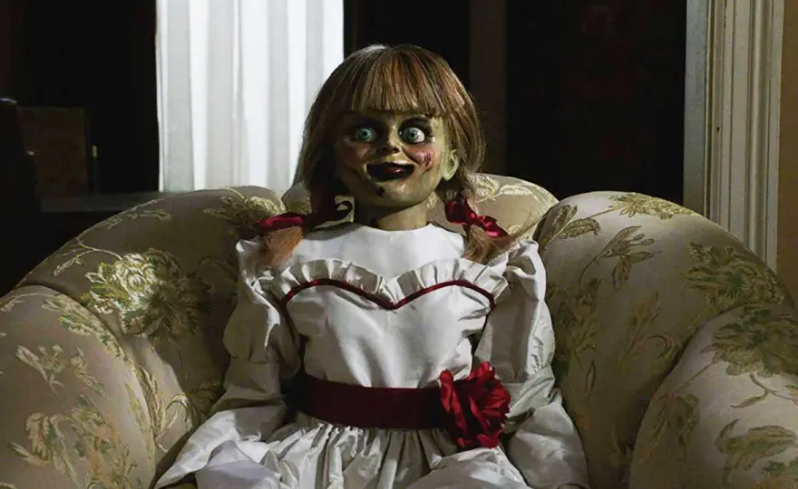 Lalki z horrorów: Psychologia strachu, legendy i ikony grozy