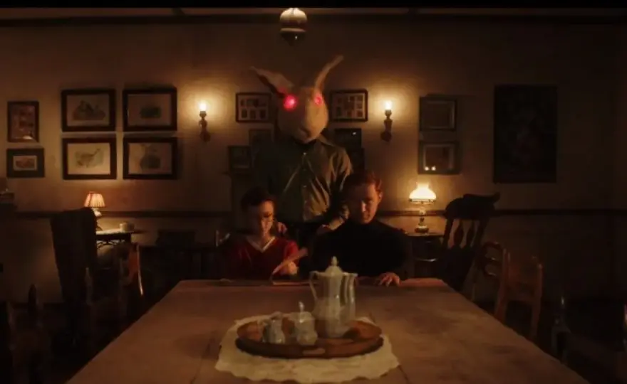 Film W labiryncie: mroczna tajemnica i znaczenie ukryte w zagadkach