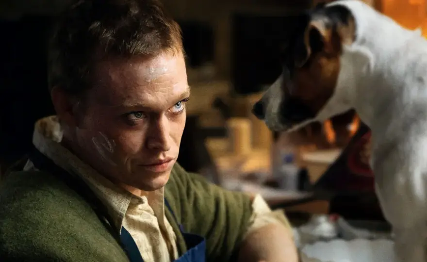 Caleb landry jones znowu wystąpi w filmie łąkowicz origin story autorstwa luc bessona