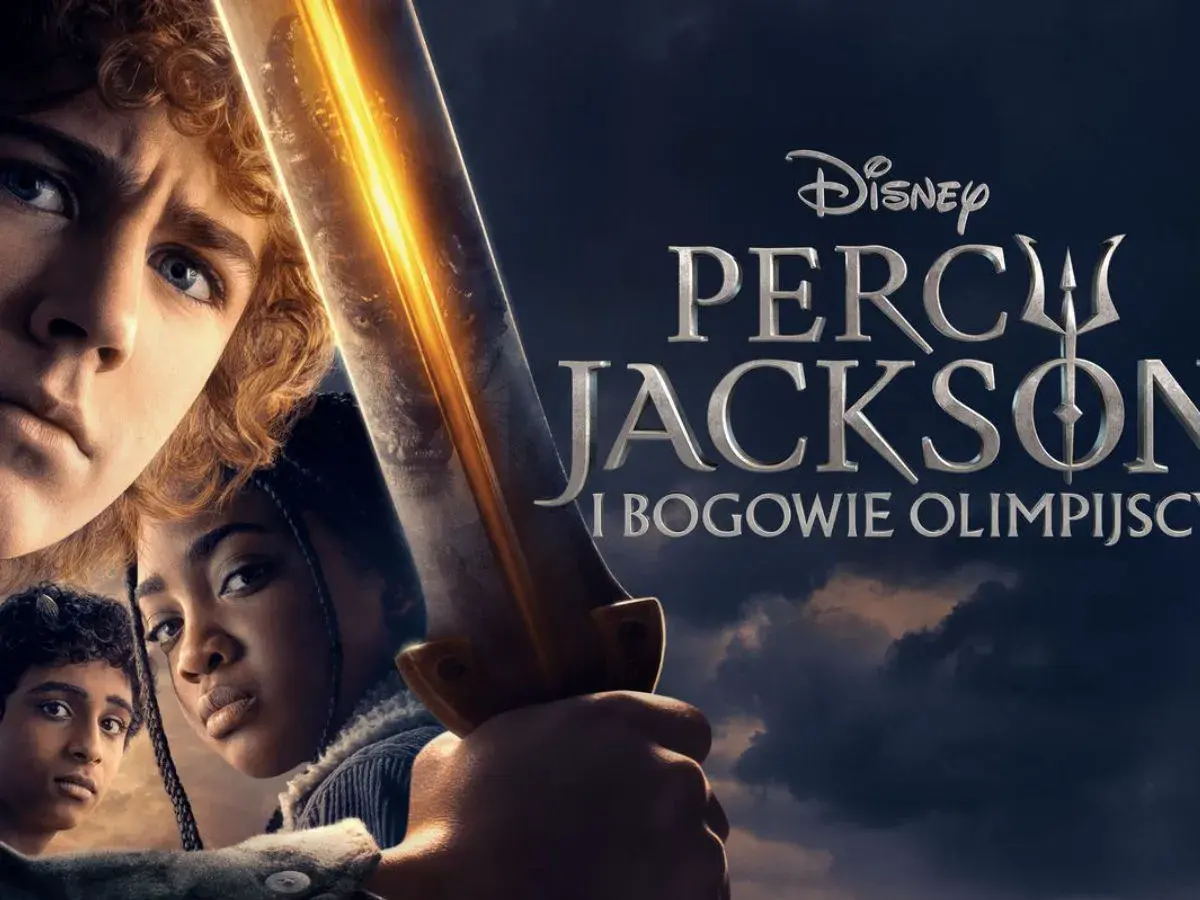 Plakat serialu Percy Jackson i Bogowie Olimpijscy z głównymi bohaterami i złotym mieczem.