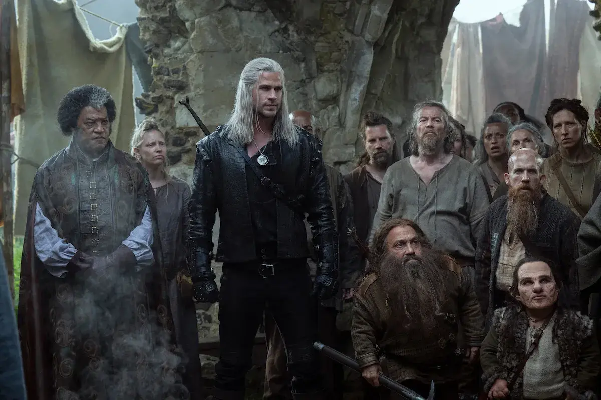 Geralt z Rivii stoi na czele grupy ludzi, krasnoludów i innych istot, czekając na kolejny sezon Wiedźmina.
