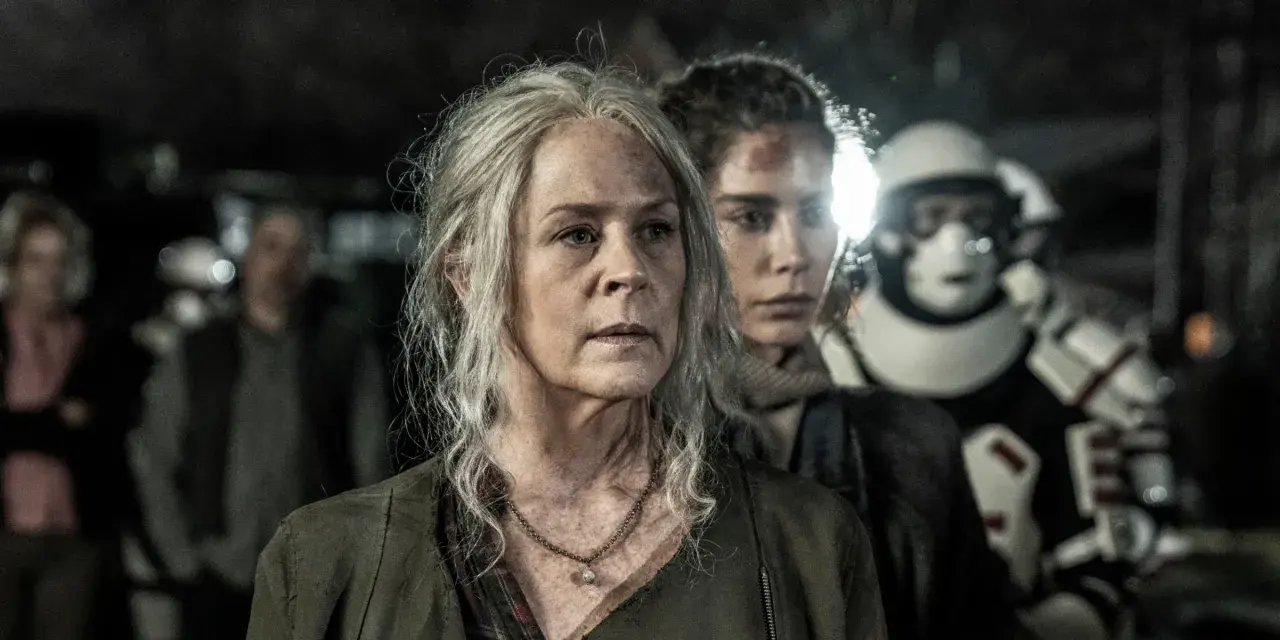 Carol i Connie w obliczu nieznanego, być może finałowego starcia w The Walking Dead. W tle widać żołnierzy.