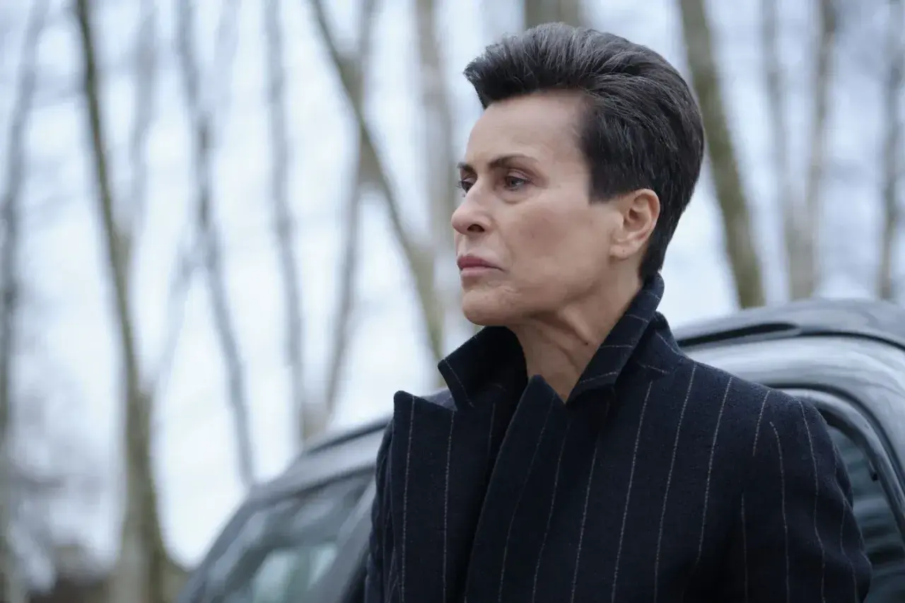 Kobieta w eleganckim płaszczu, z charakterystyczną fryzurą, wygląda na zamyśloną. Czyżby to ona była nieobecna kiedy w TVN?