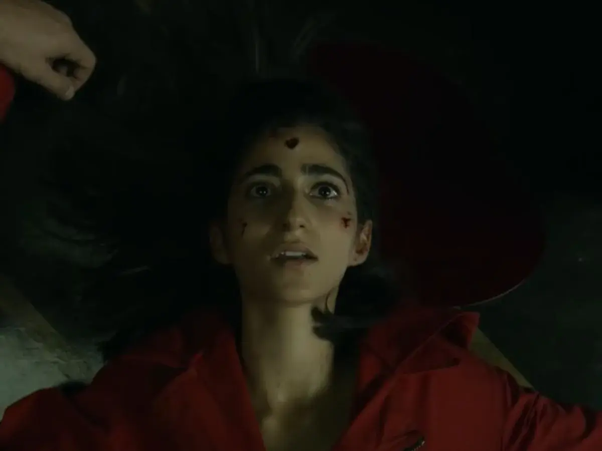 Nairobi z Domu z papieru leży na ziemi, z ranami na twarzy.