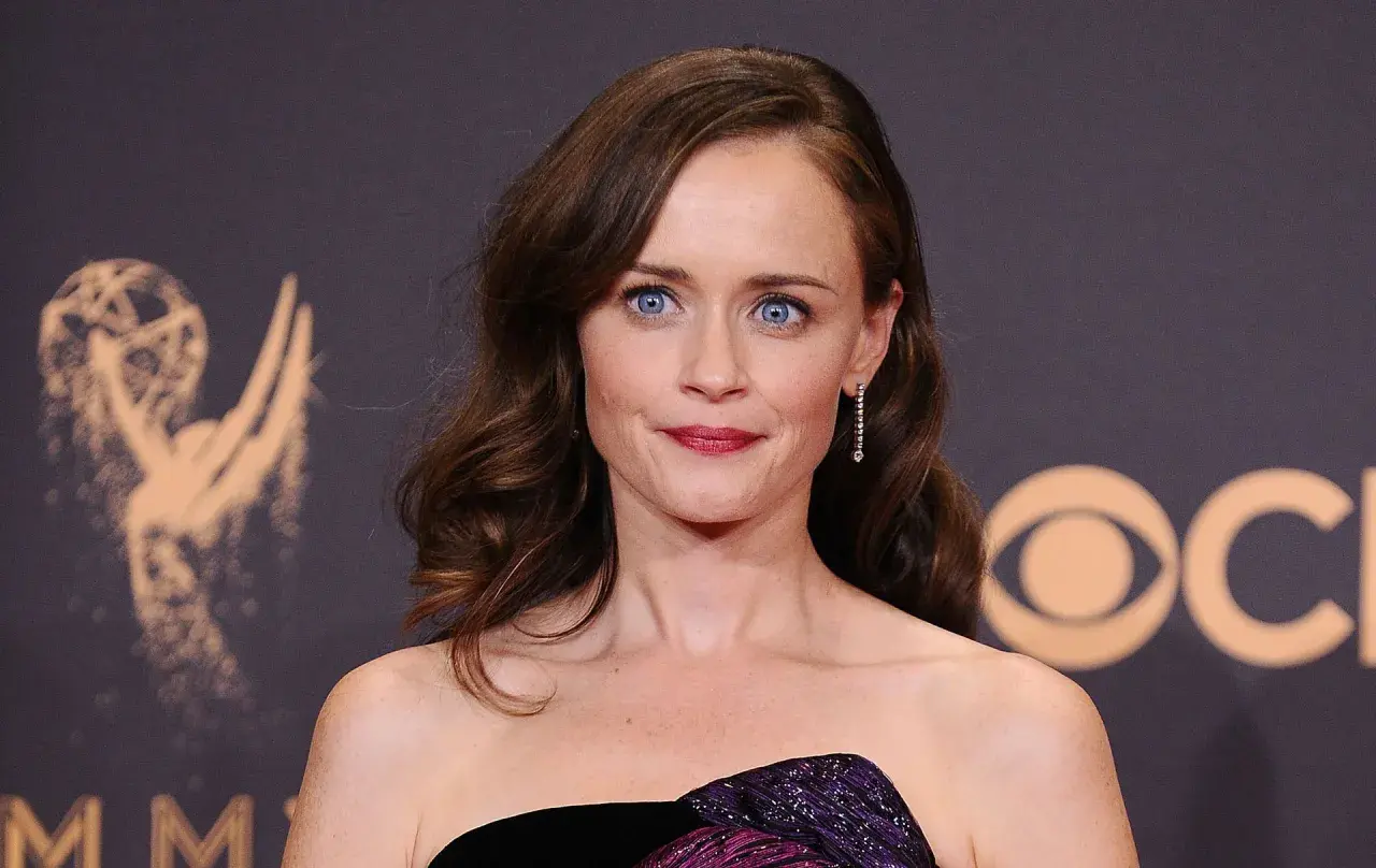 Alexis Bledel z błękitnymi oczami i falowanymi włosami, marząca o swoich dzieciach, na tle Emmy Awards.
