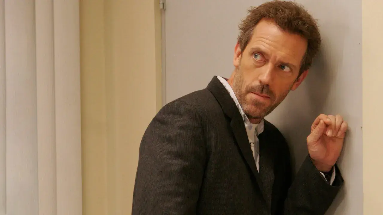 Dr. House, z charakterystycznym spojrzeniem, zastanawia się nad kolejnym przypadkiem. Ile sezonów serialu czeka na widzów?