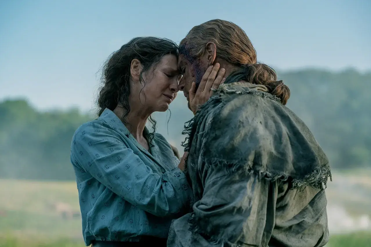 Emocjonalne zbliżenie Claire i Jamiego, gdy nowy sezon Outlander przynosi wzruszające chwile.