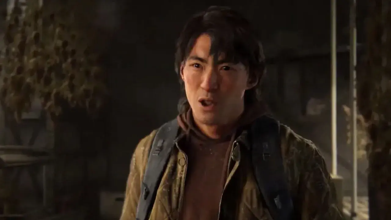 Jesse z The Last of Us w brązowej kurtce i z plecakiem, mówi coś z zaskoczeniem.