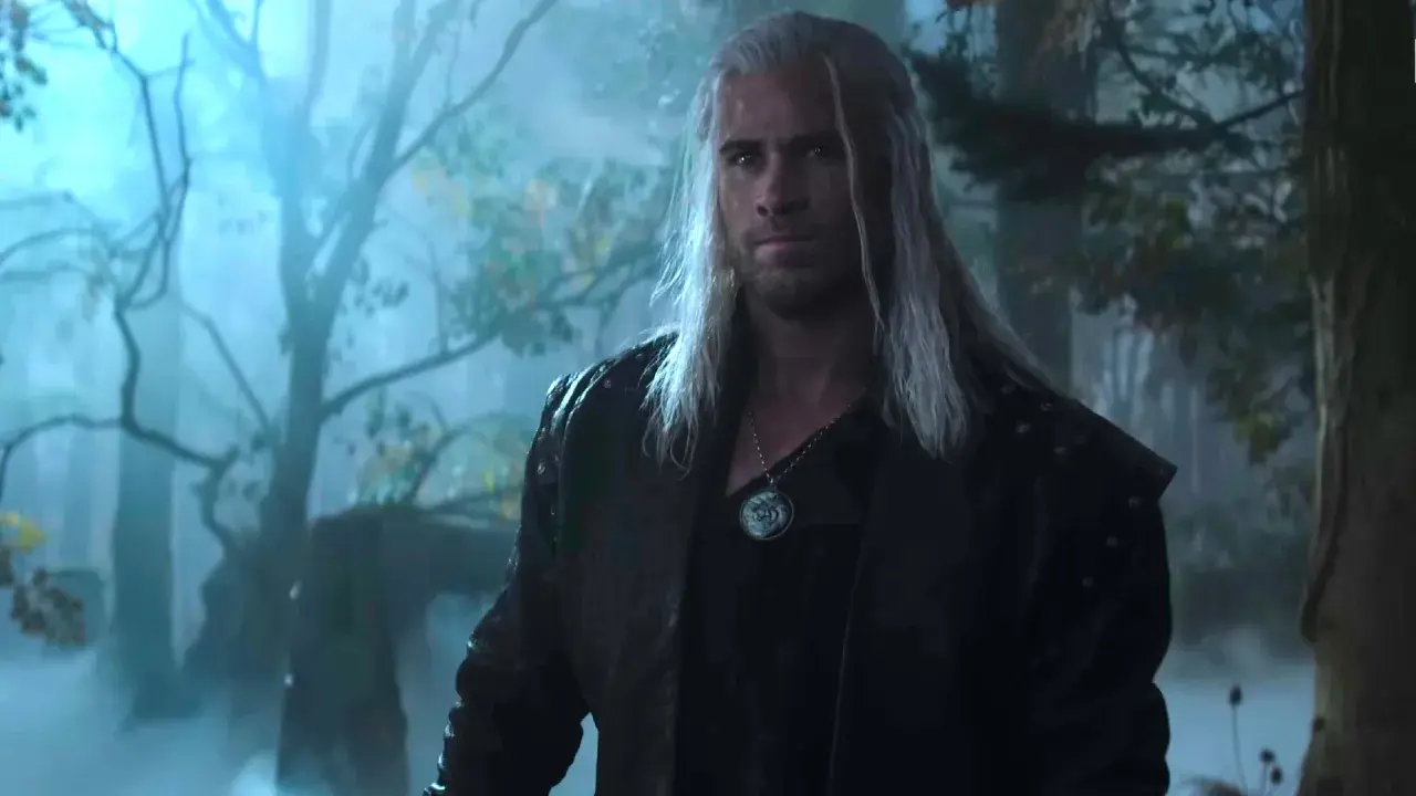 Geralt z Rivii w mglistym lesie, gotowy na nowy sezon Wiedźmina.