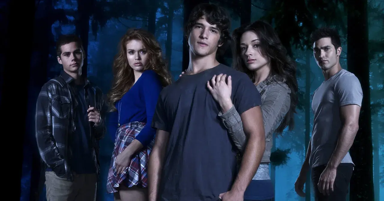 Aktorzy z serialu Teen Wolf w mrocznym lesie.