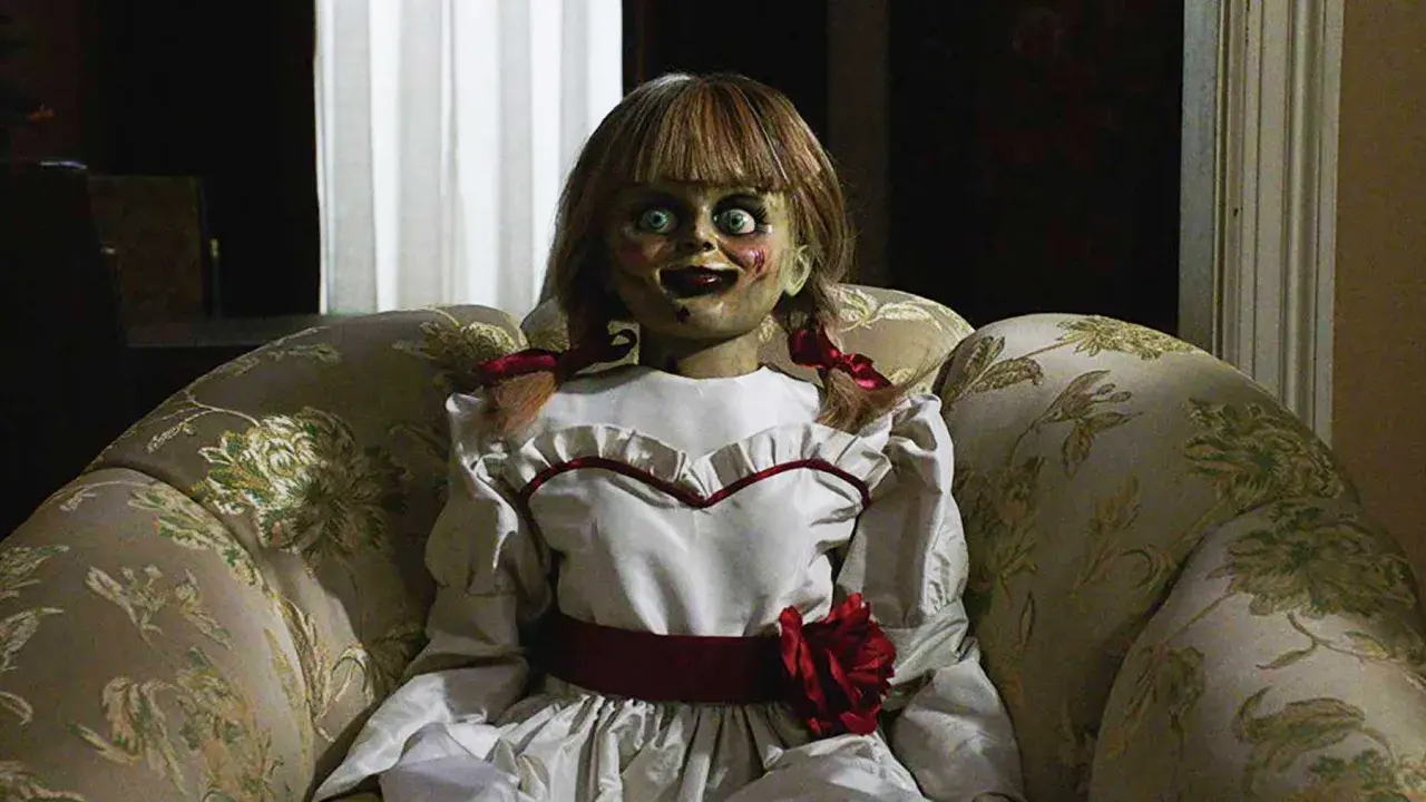 Lalki z horrorów: Psychologia strachu, legendy i ikony grozy