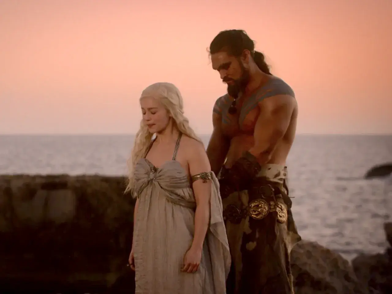 Khal Drogo i Daenerys stoją nad morzem o zachodzie słońca.