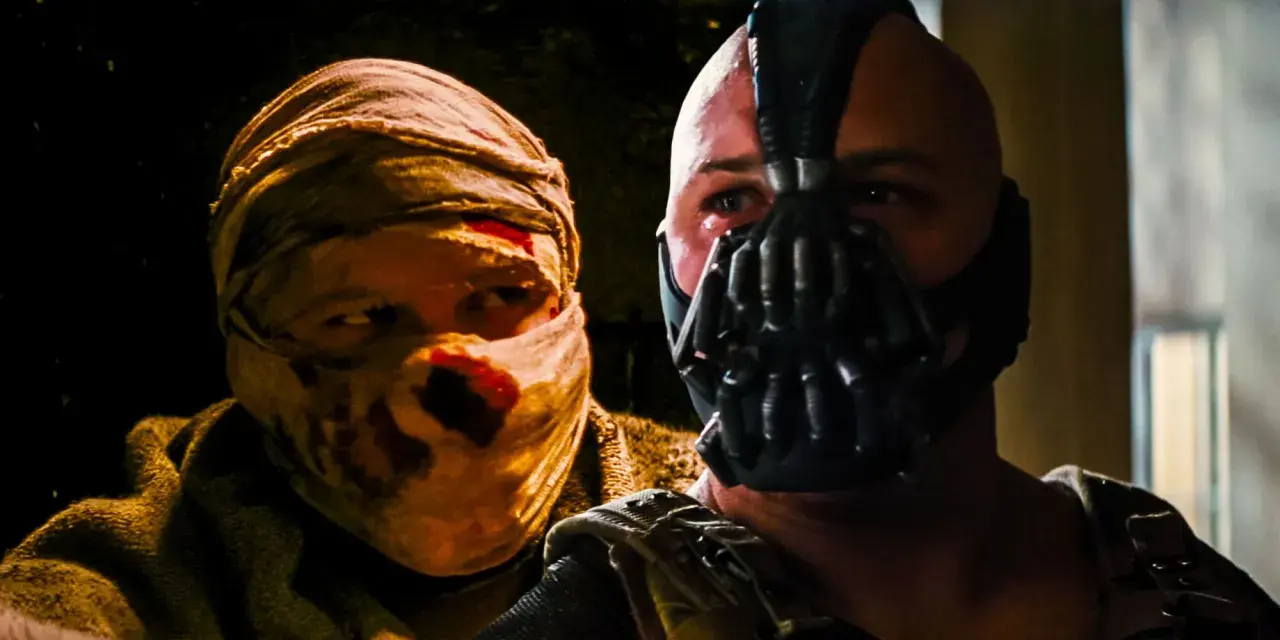 Tom Hardy jako Bane w masce i postać z zabandażowaną twarzą.