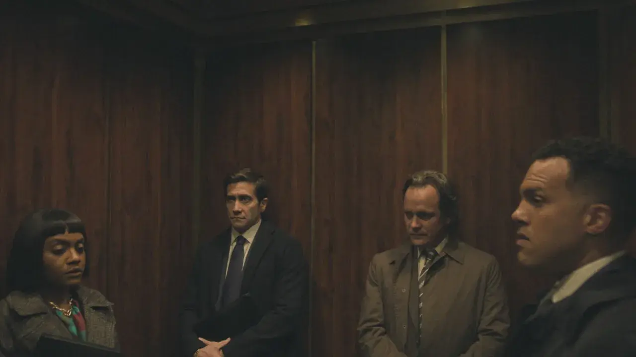 Cztery osoby w windzie, w tym Jake Gyllenhaal, w scenie z serialu "Uznany za niewinnego".