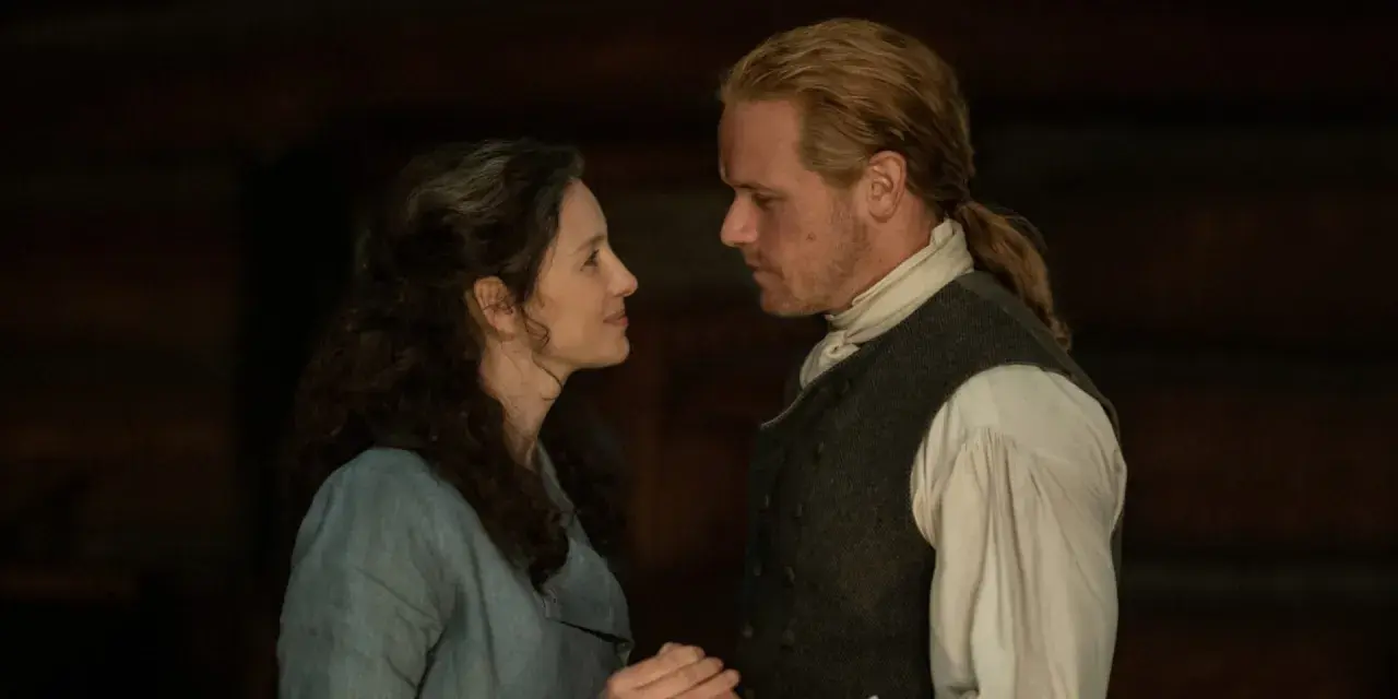 Sam Heughan i jego żona patrzą sobie w oczy, czuły moment między nimi.