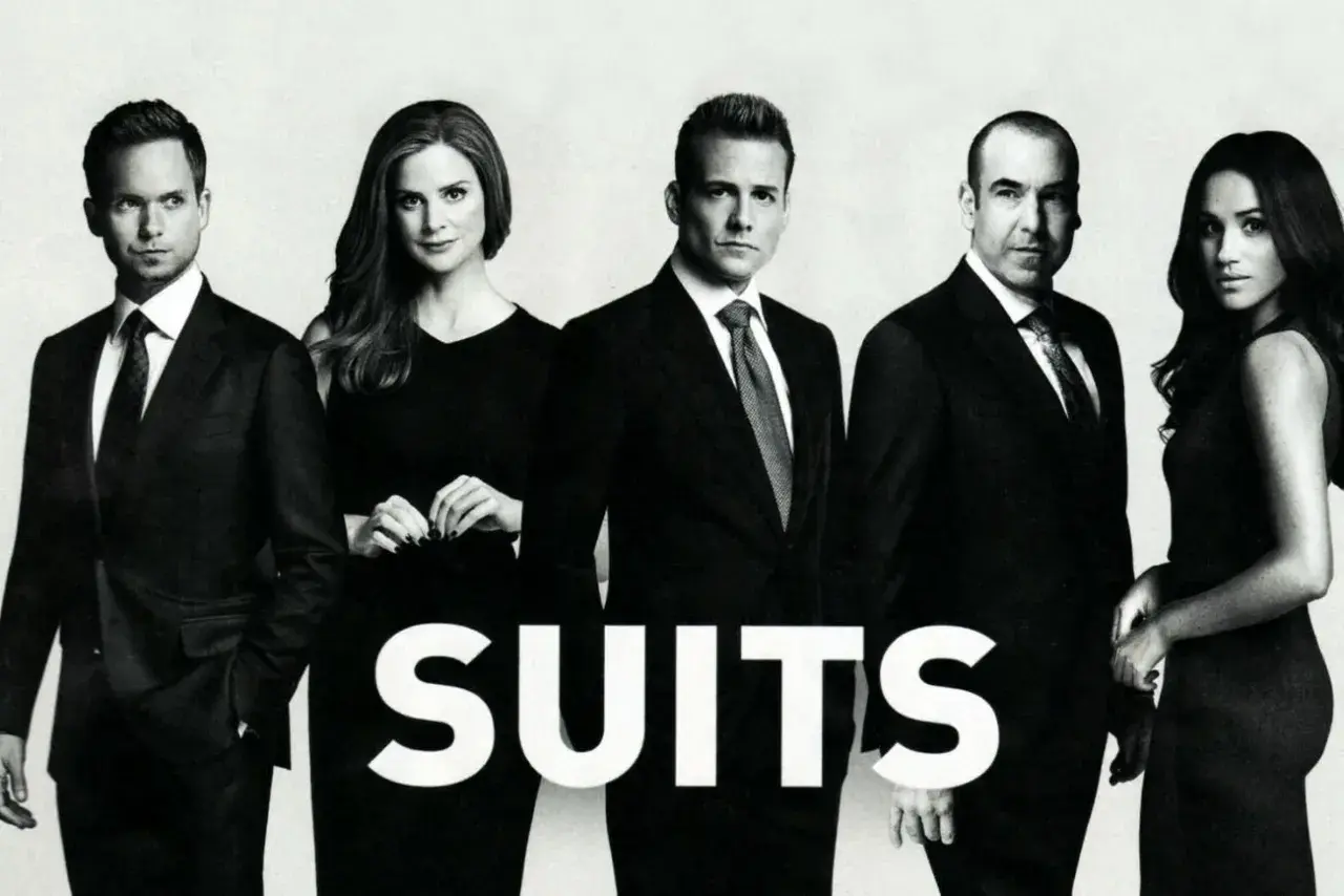 Pięcioro prawników w garniturach i sukienkach, z napisem "SUITS". Zapowiedź spin off serialu.