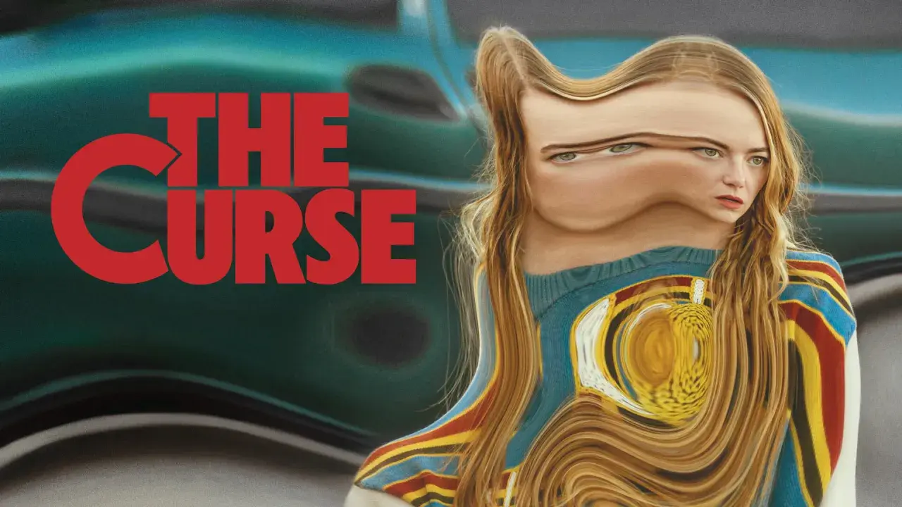 Zniekształcona twarz kobiety na tle napisu "THE CURSE". Jej rysy są nienaturalnie wykrzywione, sugerując grozę serialu.