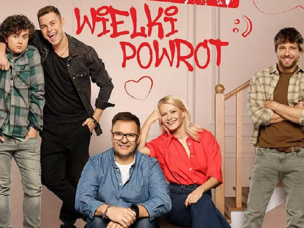 Wielki powrót Rodzinki.pl! Uśmiechnięta rodzina na schodach, gotowa na nowe odcinki.