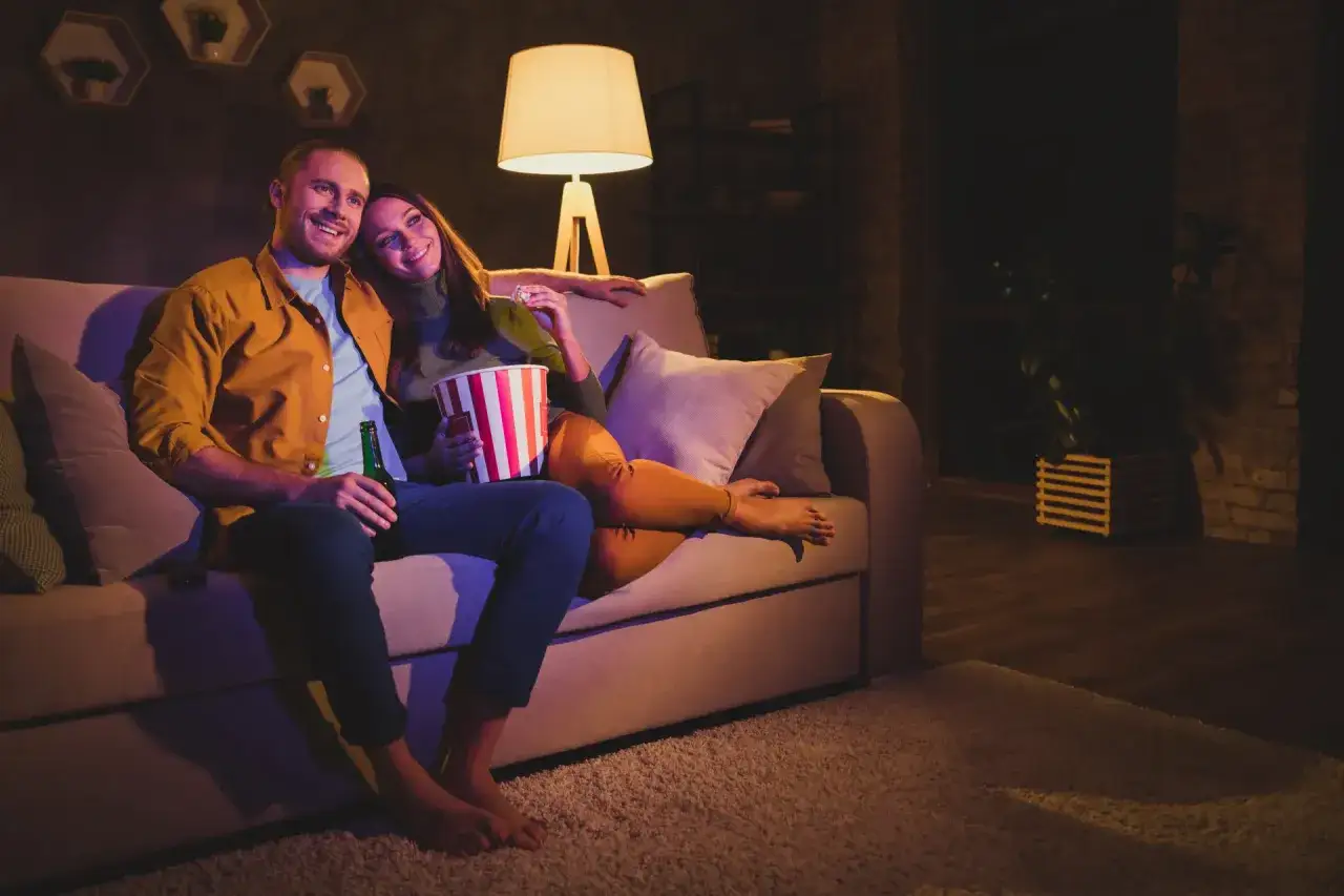Para oglądająca film romantyczny w domu, przytulona, zmysłowa atmosfera