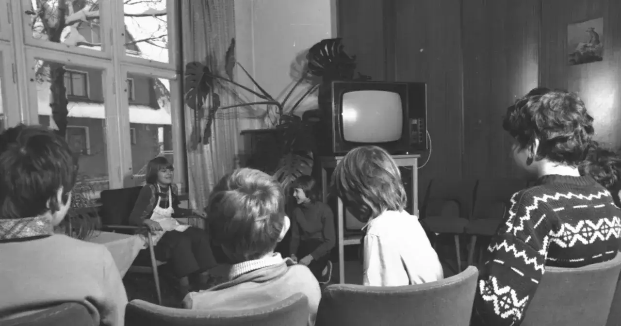 Dzieci oglądające telewizję z lat 90.