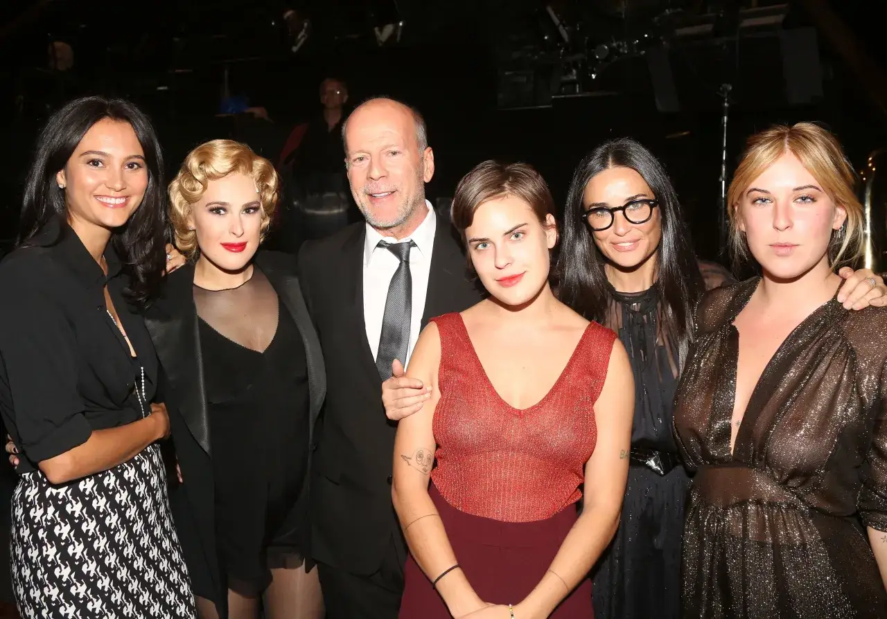 Bruce Willis w otoczeniu swoich przyjaciół, w tym Demi Moore, podczas uroczystego wieczoru.