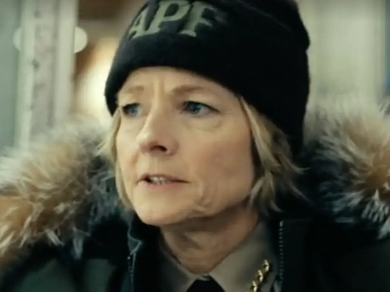 Jodie Foster w czapce z napisem 
