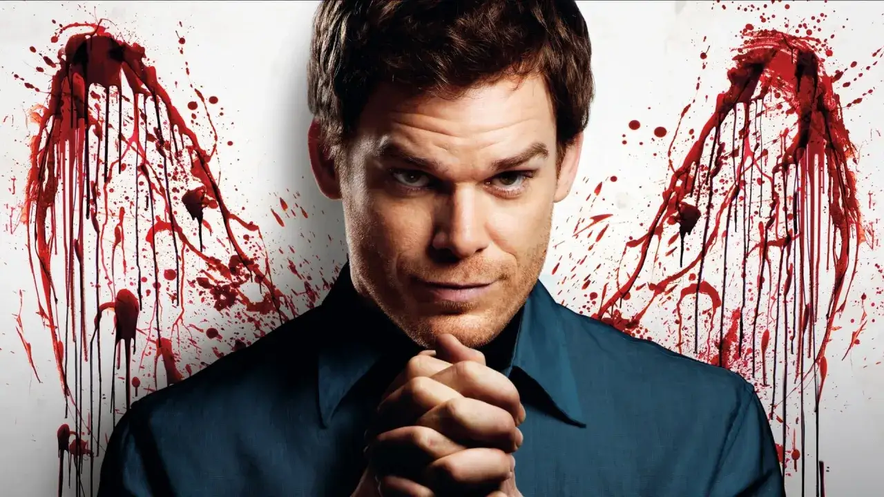 Dexter Morgan, z rękami złożonymi w modlitewnym geście, na tle krwawych skrzydeł. Ile sezonów ma ten serial?