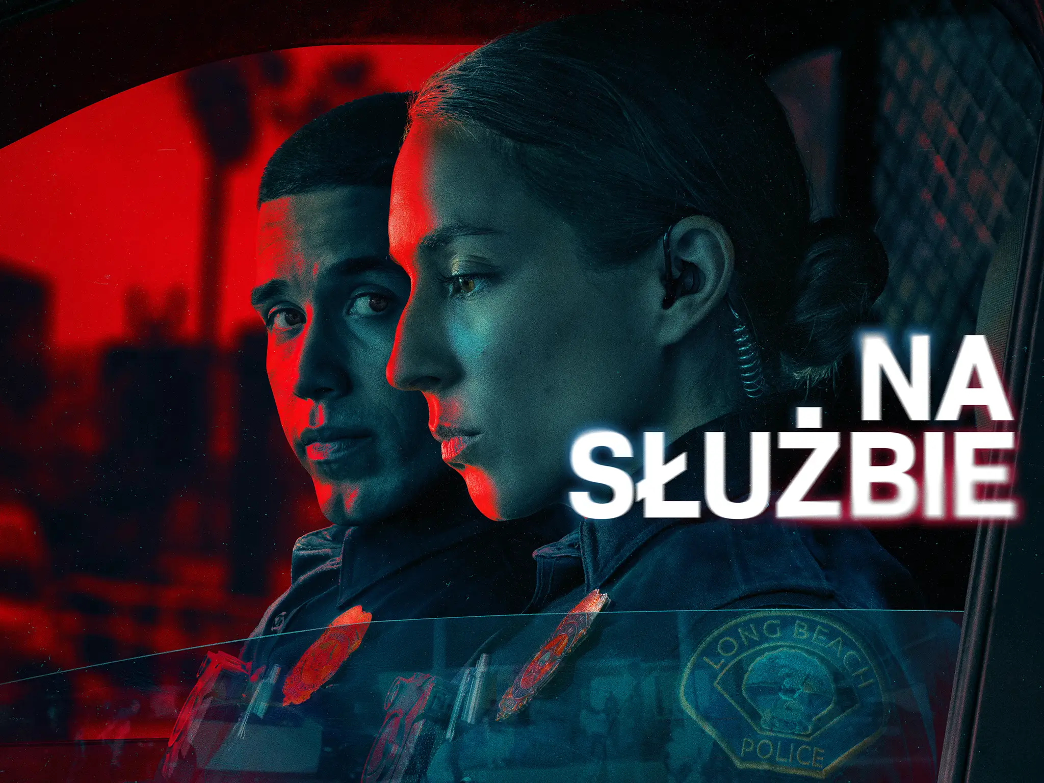 Dwoje policjantów w radiowozie, gotowi do akcji. Serial