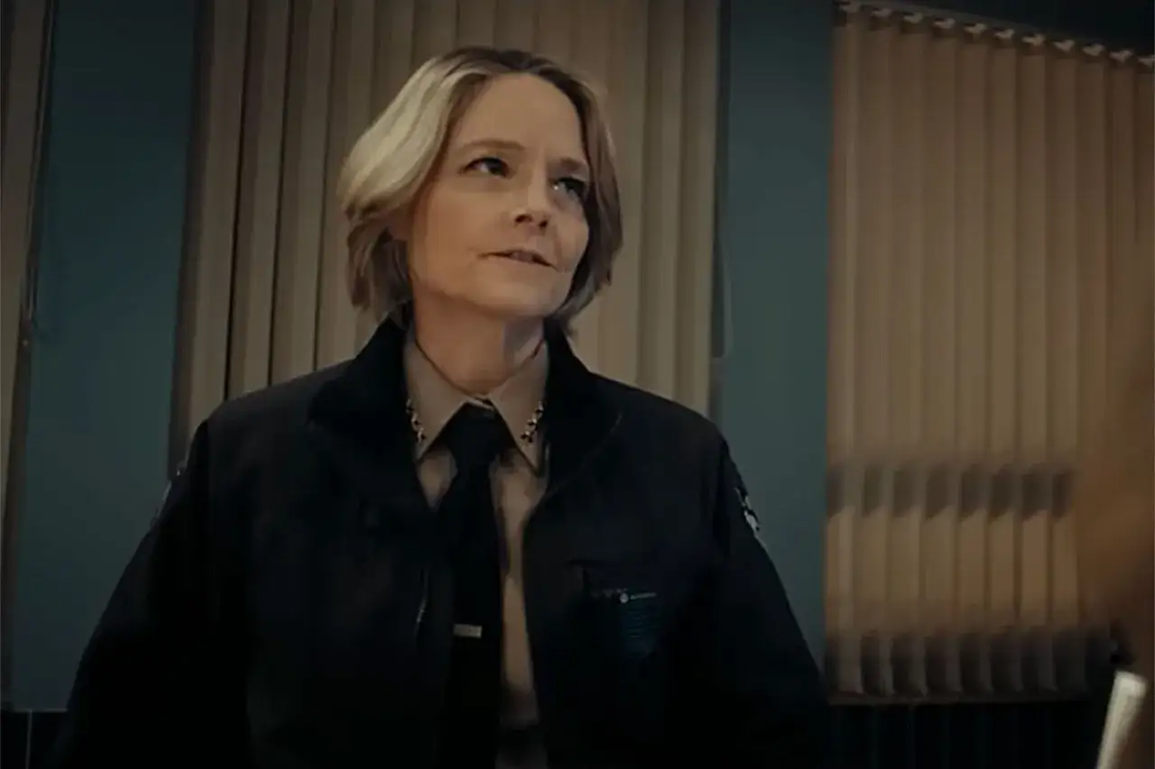 Jodie Foster w mundurze, szukająca prawdy w mrocznej krainie nocy serialu.