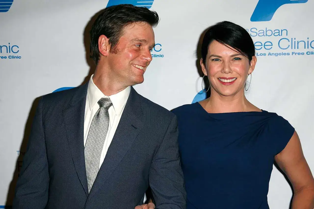 Lauren Graham z mężem, uśmiechnięci, w eleganckich strojach. Choć nie widać tu dzieci, Lauren Graham jest znaną mamą.