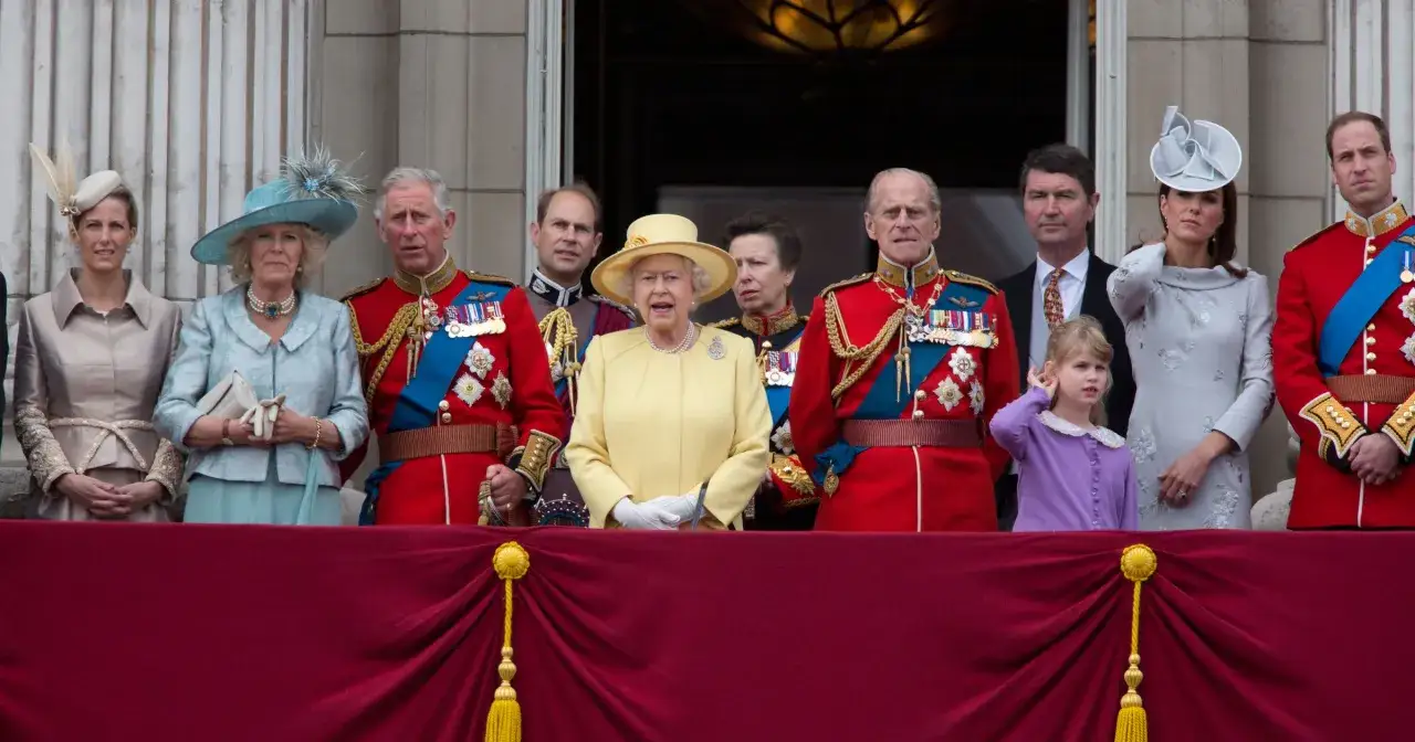 Królowa Elżbieta II i rodzina królewska na balkonie Pałacu Buckingham. Czy to zapowiedź skandalu w brytyjskim stylu?
