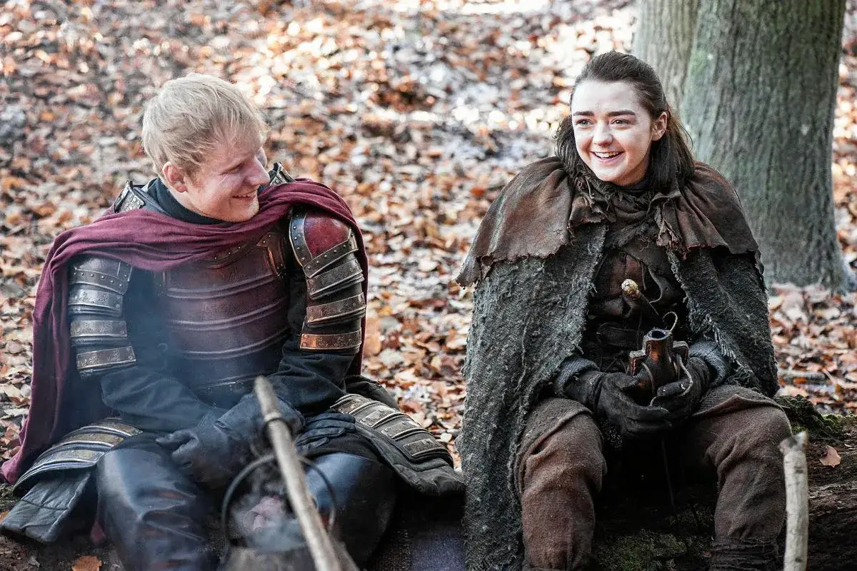 Ed Sheeran w zbroi i Arya Stark w 